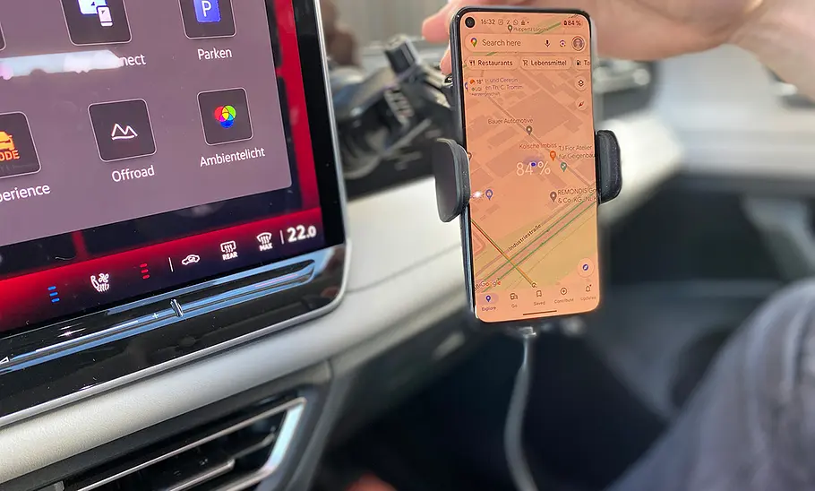 Hama Wireless Car Charger Hama Wireless Car Charger montiert von vorne fotografiert.