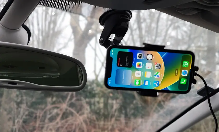 Handyhalterung fürs Auto mit Ladefunktion im Test Der Hama Wireless Car Charger an der Windschutzscheibe mit Handy im Querformat.