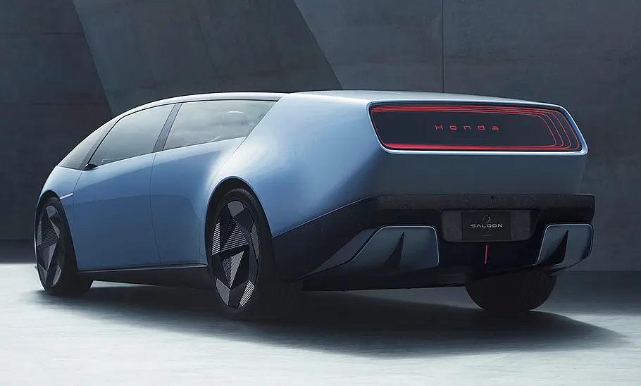 Honda 0 Saloon (2025) Der Honda 0 Saloon (2025), statisch von hinten links abgebildet.