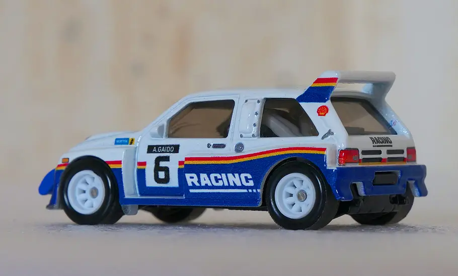 MG Metro 6R4 von Hot Wheels MG Metro 6R4 von Hot Wheels, seitlich von hinten