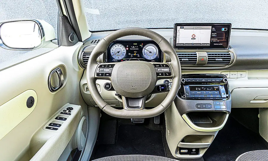 Hyundai Inster Blick auf die Armaturen im Innenraum des Hyundai Inster.