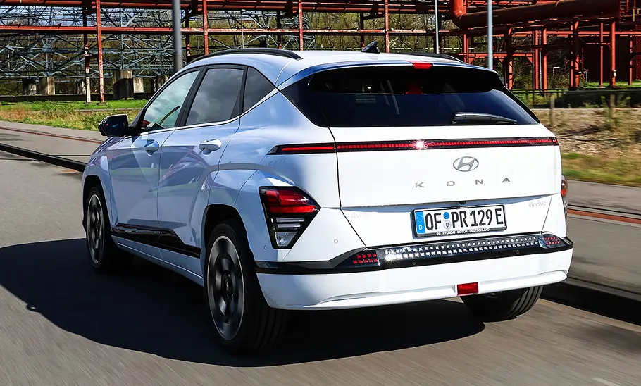 Hyundai Kona Elektro; Außenansicht; fahrend; Elektro-SUV; Heckansicht
