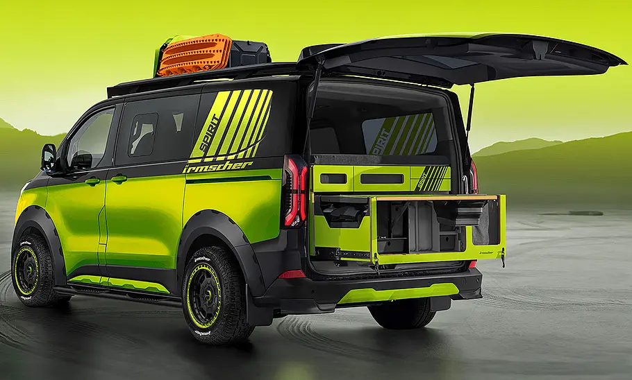 Irmscher Custom Spirit stehend von vorne links, mit Behältern auf dem Dachgepäckträger, geöffneter Heckklappe und ausgezogener Camping-Box im Heck