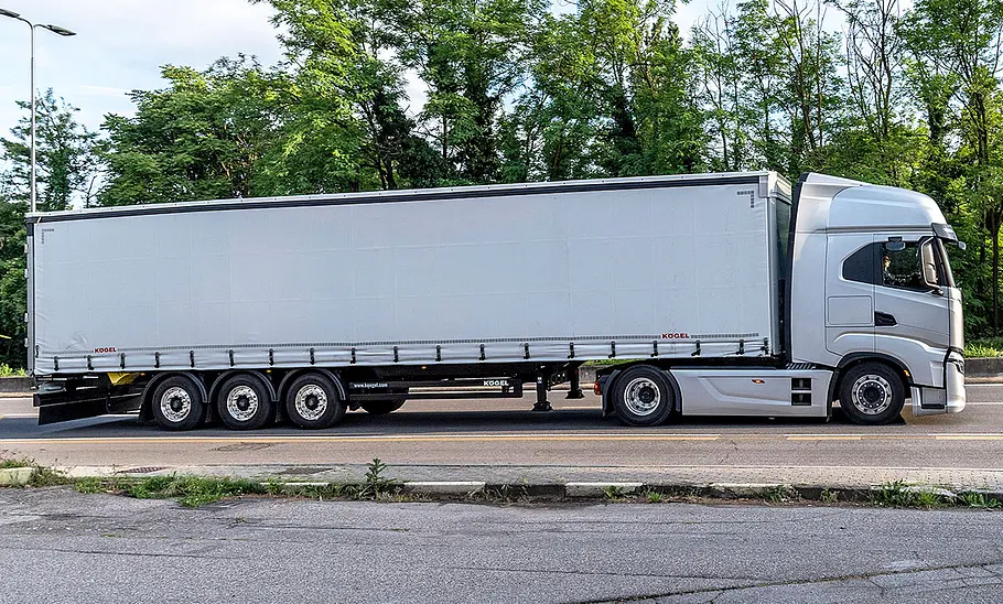 Der Iveco S-Way (2024) fährt über eine Straße, von der rechten Seite fotografiert.