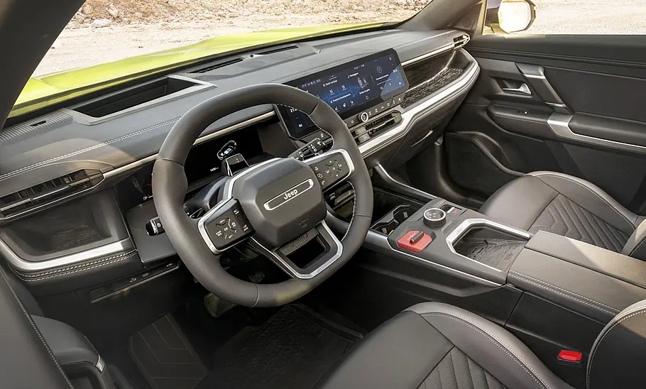 Das Armaturenbrett des Jeep Compass, durch die Fahrertür fotografiert.