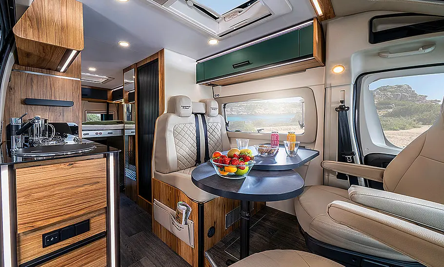 Karmann Dexter 635 (2025) Das Bild zeigt den Wohnraum des Karmann Dexter 635 (2025) mit Blick von der rechten Fahrzeugseite in Richtung Heck.