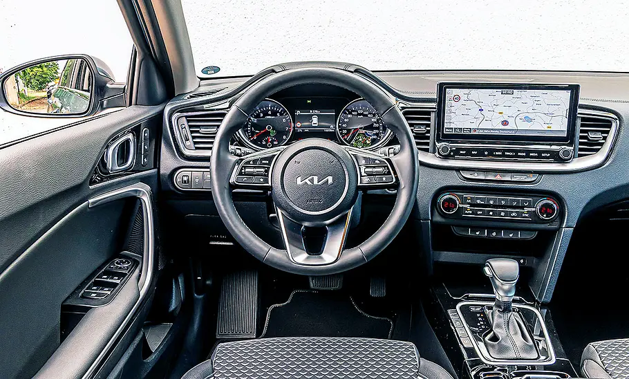Blick auf die Armaturen im Innenraum des Kia Ceed Sportswagon.