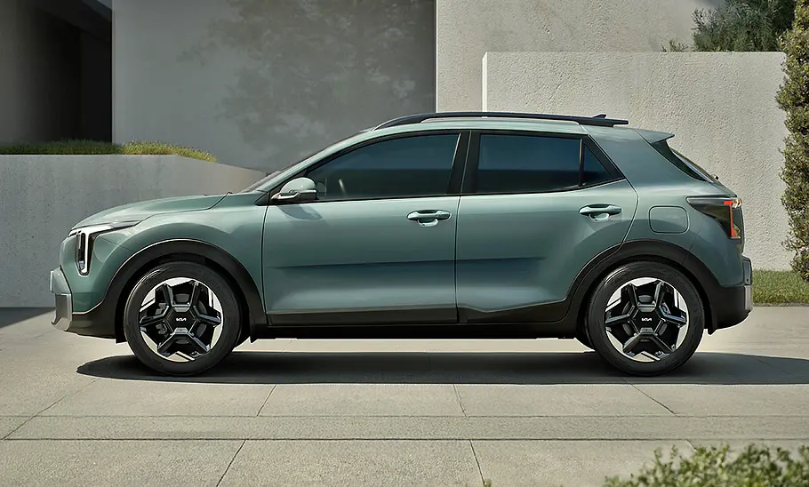 Kia Stonic Facelift (2026) Kia Stonic Facelift (2026) steht auf einem Betonplatz, Ansicht von der linken Seite.