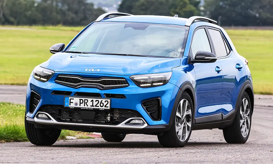 Kia Stonic; fahrend; Außenansicht; SUV; Frontansicht