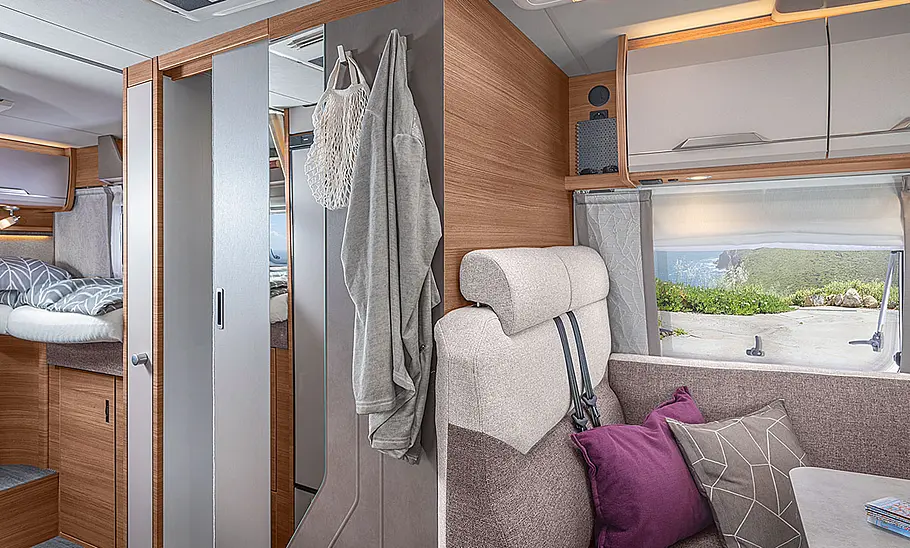 Knaus Van TI 650 MEG (2025) Die Innenaufnahme zeigt das Badezimmer des Knaus Van TI 650 MEG (2025) von außen im Wohnraum.