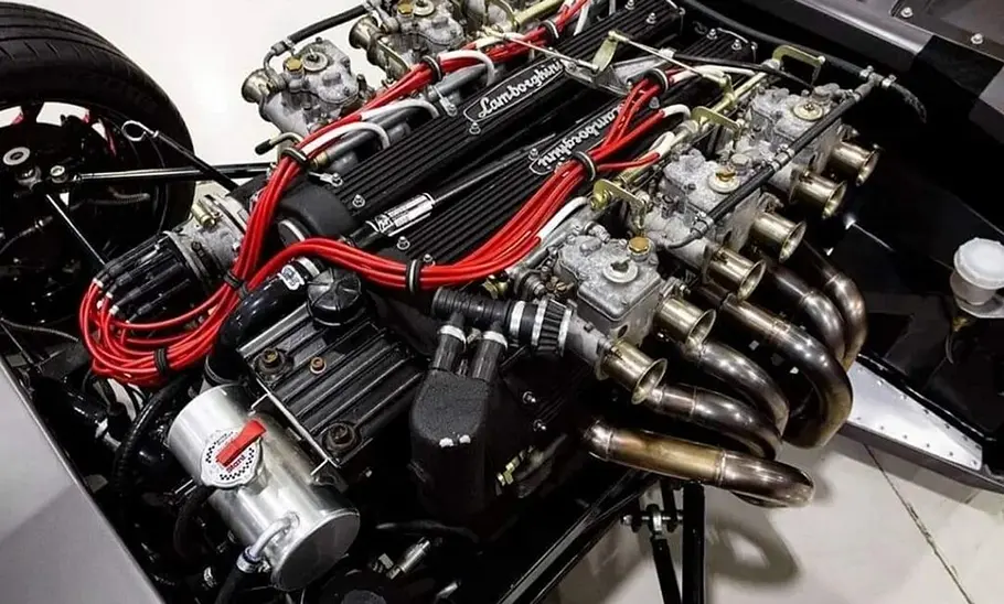 Motor des Lamborghini Espada von Danton Arts Kustoms, fotografiert von schräg oben.