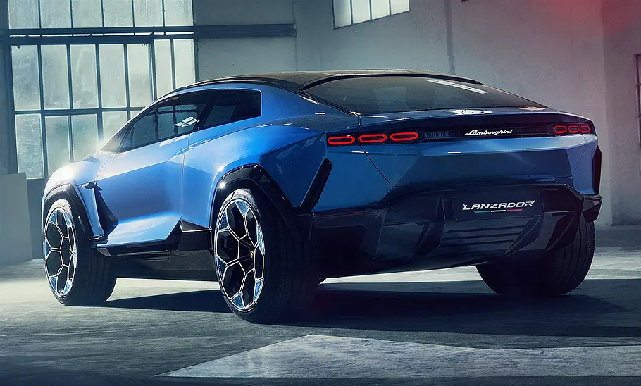 Lamborghini Lanzador (2023) Der Lamborghini Lanzador (2023) steht in einer leeren Fabrikhalle, von hinten links fotografiert.