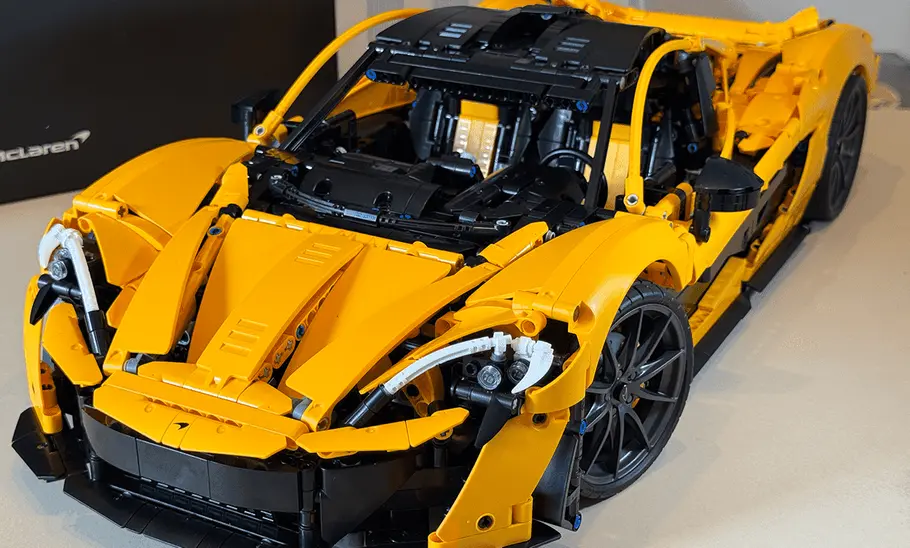 Das Bild zeigt den Lego Technic McLaren P1 von schräg vorne links.
