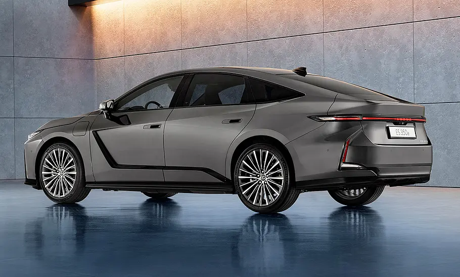 Lexus ES (2026) Der Lexus ES (2026) steht in Studioumgebung, von hinten links fotografiert.