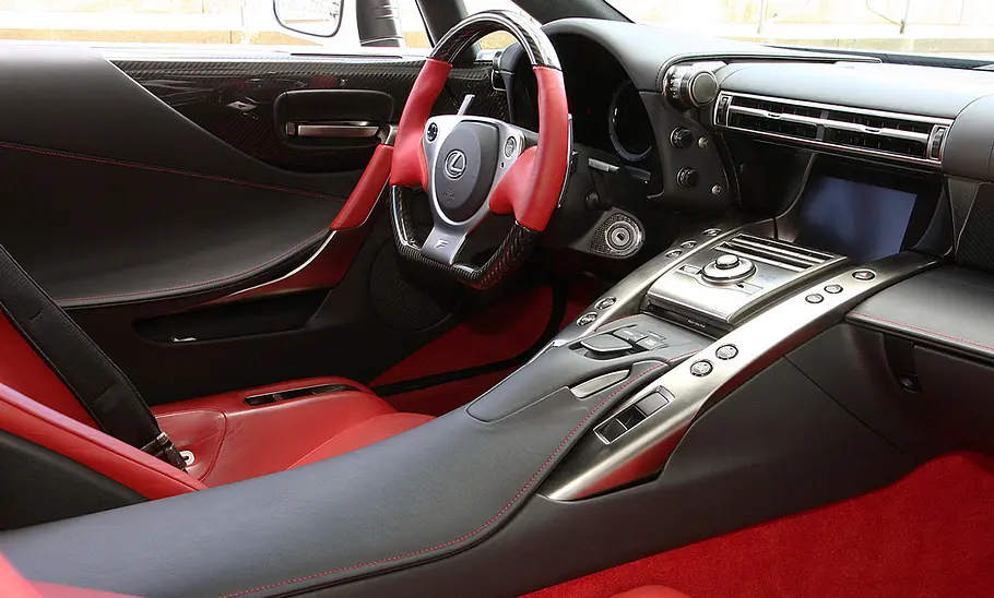 Lexus LFA (2012) Der Innenraum des Lexus LFA (2012). Man sieht das Lenkrad und die Mittelkonsole im Fokus.