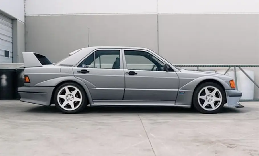 Der Mercedes 190 Evo II von Inozetek steht in einem Hof, von rechts fotografiert.