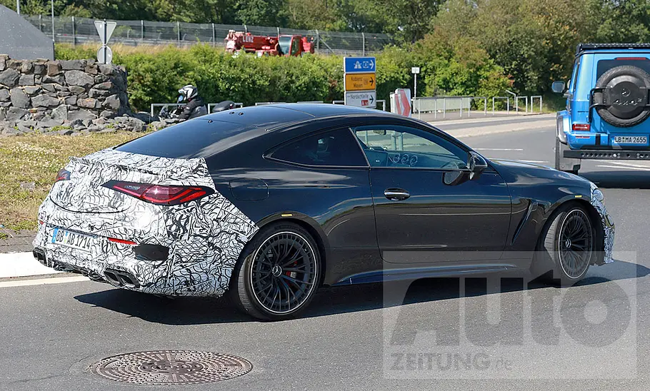 Mercedes-AMG CLE 63 S Coupé (2024); Erlkönig; fahrend von hinten rechts