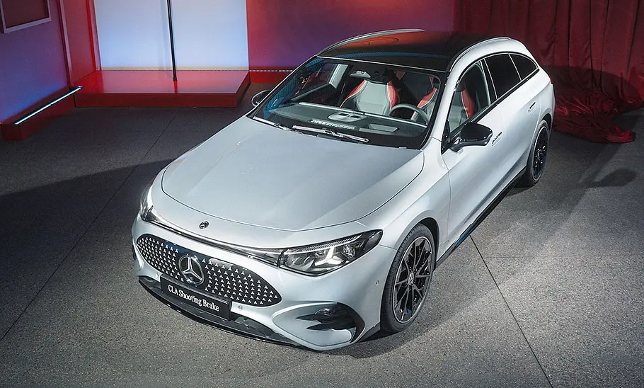 Der Mercedes CLA Shooting Brake EQ steht in Studioumgebung, obersichtig von vorne links fotografiert.