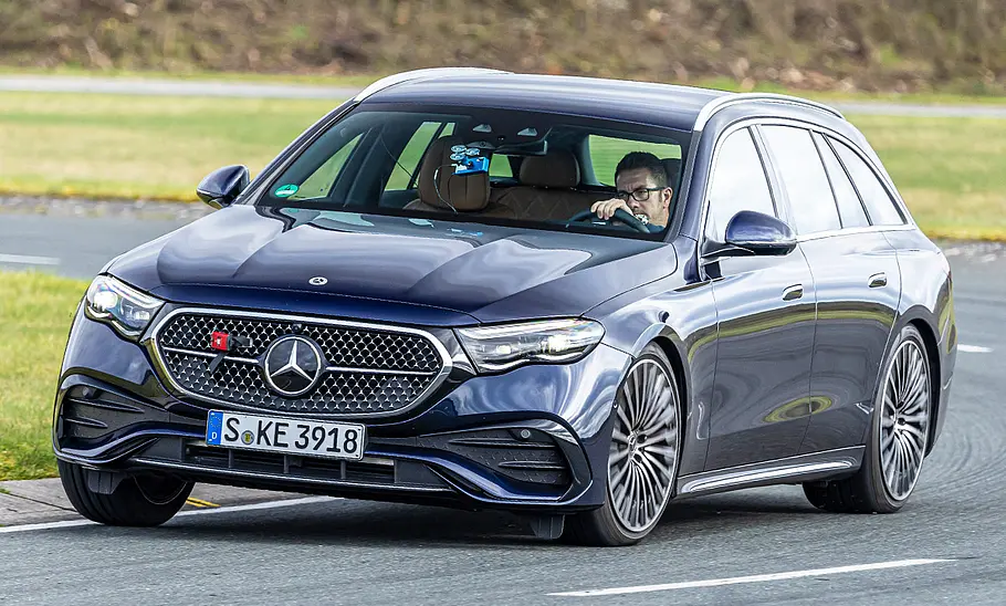 Mercedes E-Klasse T-Modell; fahrend von vorne rechts