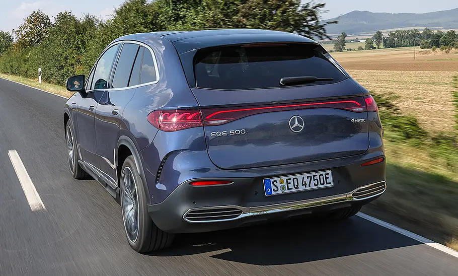 Mercedes EQE SUV 500 4Matic Das Mercedes EQE SUV auf einer Landstraße fahrend, Ansicht von hinten.