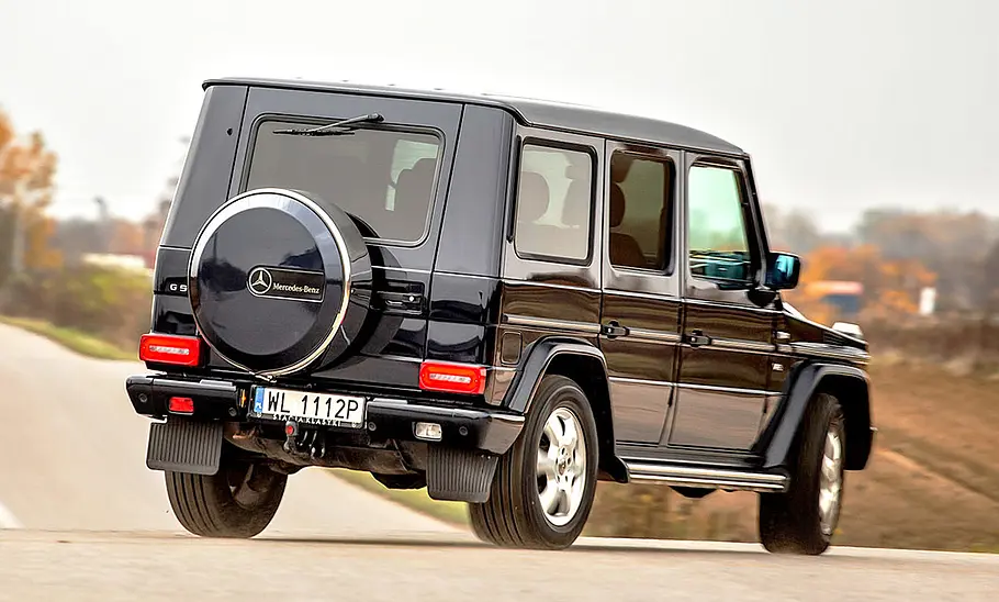 Mercedes G-Klasse (W463) Die Mercedes G-Klasse (W463) biegt auf eine Straße ein, von hinten rechts fotografiert.