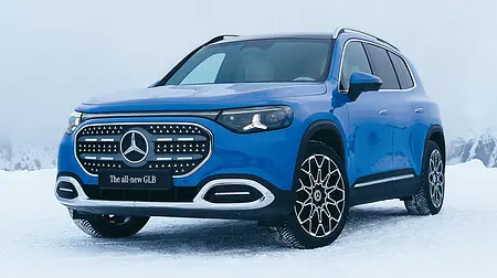 Mercedes GLB Der Mercedes GLB EQ steht auf Schnee, von vorne links fotografiert.