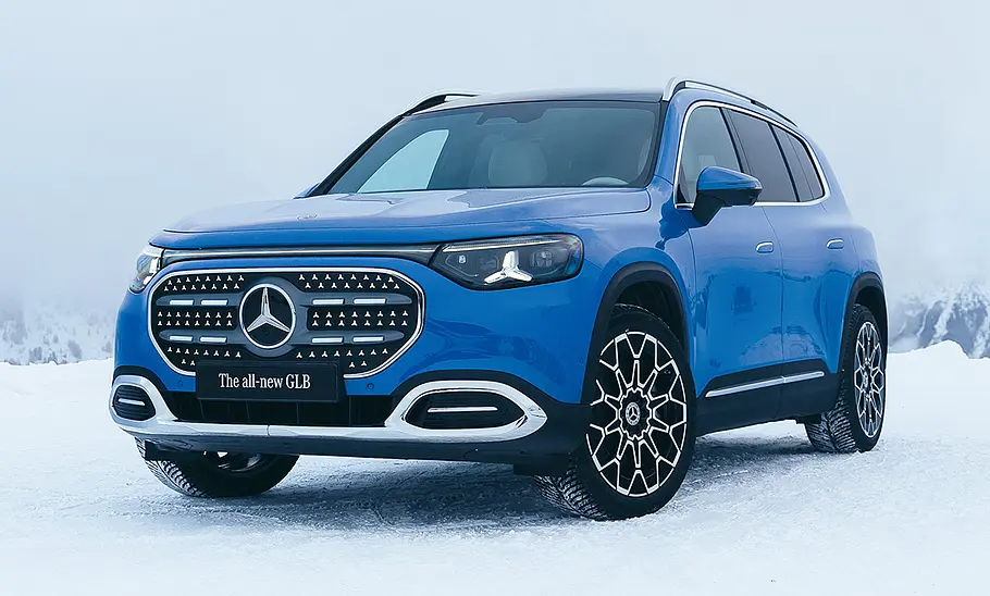 Mercedes GLB EQ Der Mercedes GLB EQ steht auf Schnee, von vorne links fotografiert.