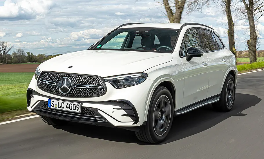 Mercedes GLC Der Mercedes GLC fährt auf einer Landstraße, von vorne fotografiert.
