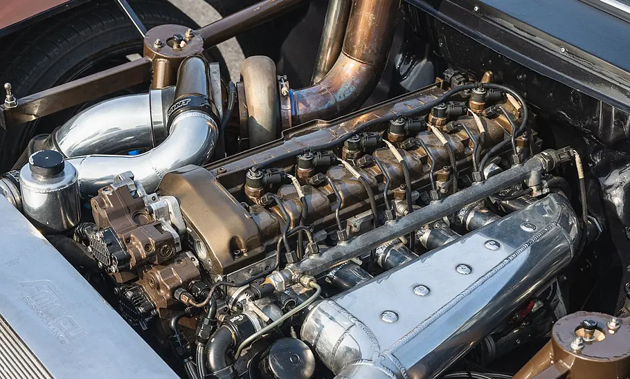 Getunter Mercedes Dieselmotor mit Turbo, fotografiert von oben.