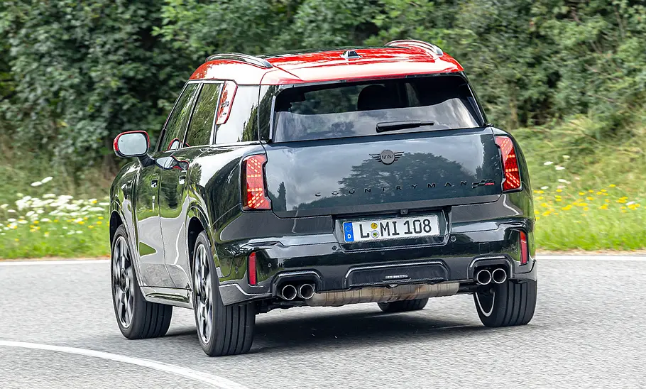 Mini John Cooper Works Countryman All4 Der Mini John Cooper Works Countryman All4 fahrend von schräg hinten fotografiert.