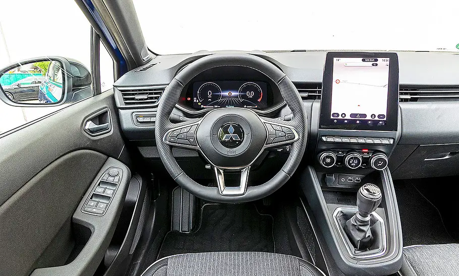 Blick auf die Armaturen im Innenraum des Mitsubishi Colt.
