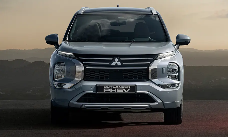 Der Mitsubishi Outlander (2025) stehend von vorne.