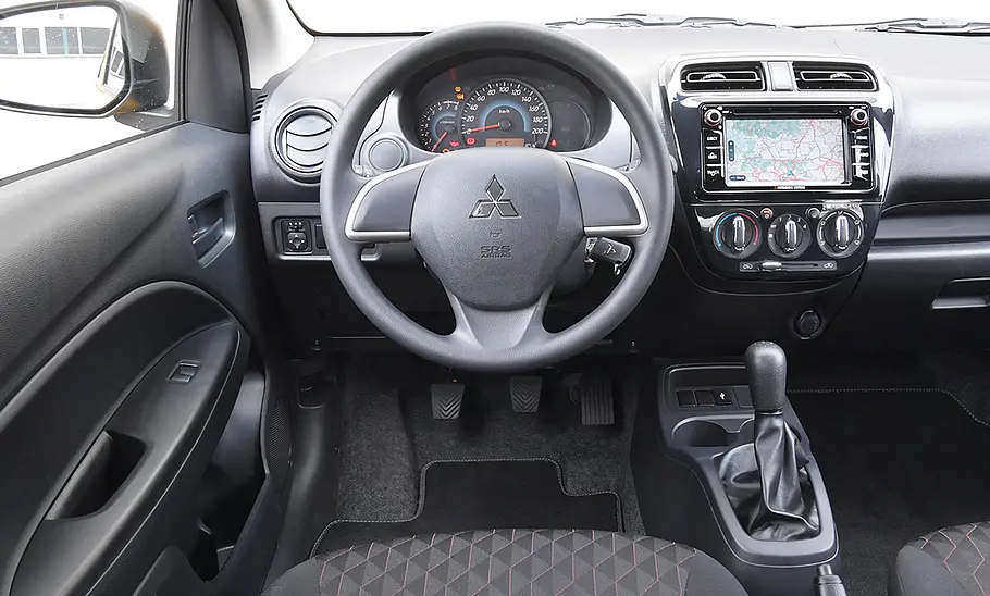 Das Cockpit des Mitsubishi Space Star (2020).