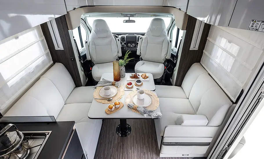 Mobilvetta Kea P86 (2025) Das Bild zeigt den Wohnraum des Mobilvetta Kea P86 (2025) mit leicht erhöhtem Blick in Richtung Cockpit fotografiert.