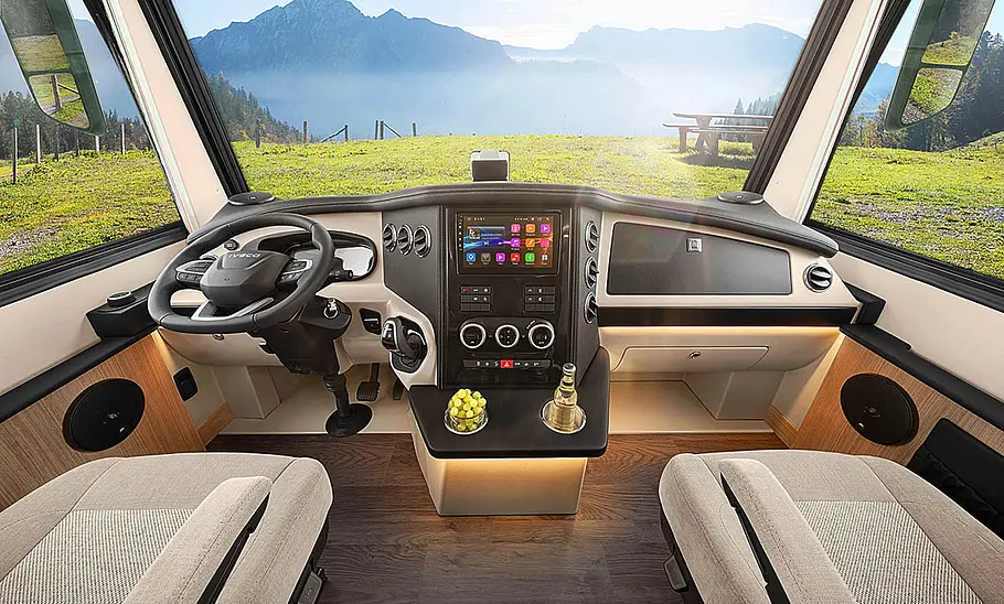 Das Cockpit des Morelo Home (2025). Im Hintergrund ist eine Bergkulisse zu sehen.