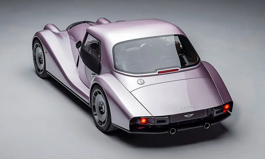 Morgan Supersport (2025) Der Morgan Supersport (2025) steht in Studioumgebung, von hinten links fotografiert.