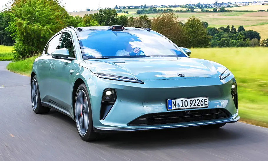 Nio ET5 Touring Long Range Nio ET5 Touring fährt auf einer Landstraße, Ansicht von vorne.