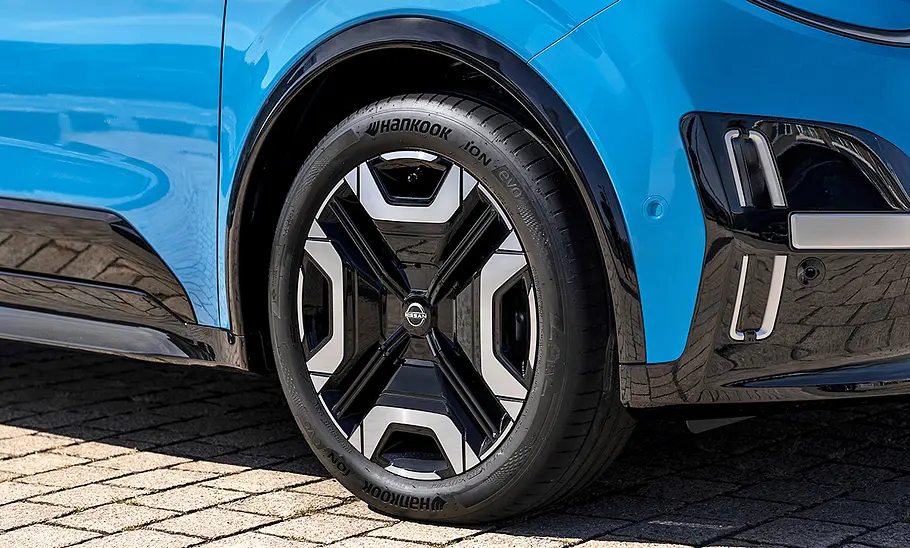 Eine Felge des Nissan Micra (2026) in der Nahaufnahme.