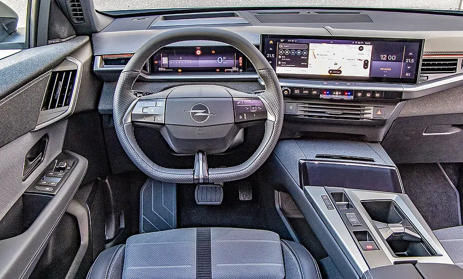 Blick auf das Cockpit im Innenraum des Opel Grandland.