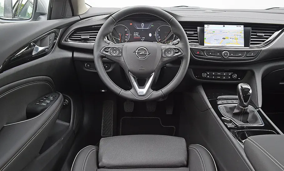 Das Cockpit des Opel Insignia Sports Tourer (2017).