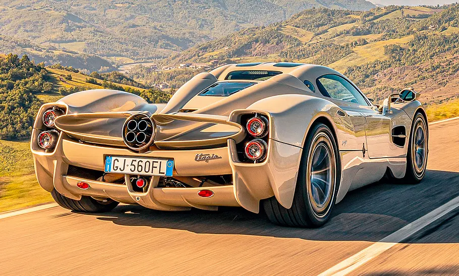 Pagani Utopia; fahrend von hinten