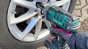 Parkside-Drehschlagschrauber 20 V Li-C2 beim Festziehen einer Radmutter. - Foto: AUTO ZEITUNG/Holger Ippen