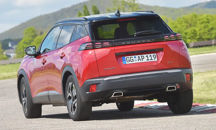 Peugeot 2008; fahrend von hinten links