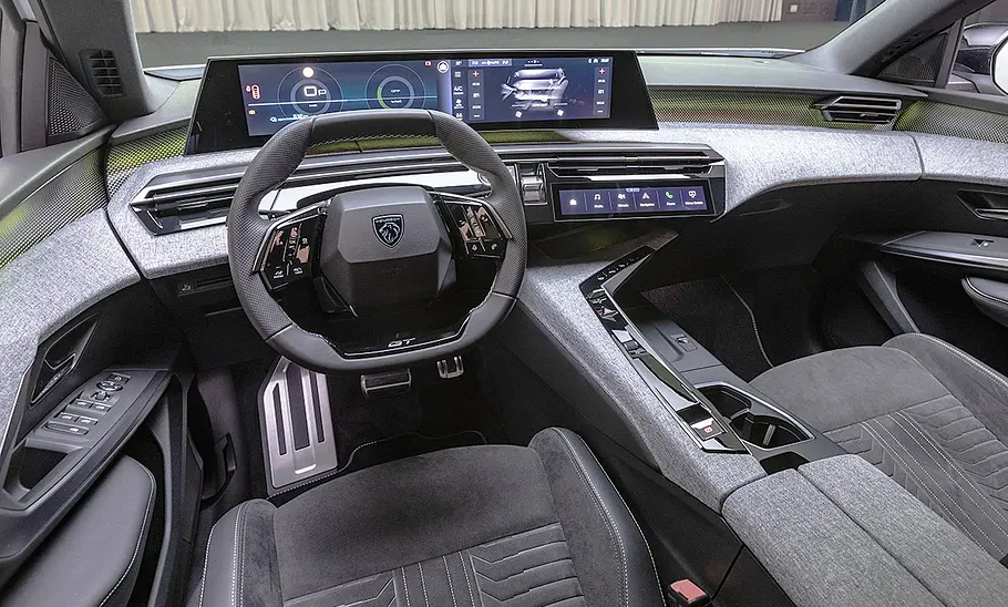 Die Perspektive des Fahrers in einem Peugeot (E-)5008 (2024).