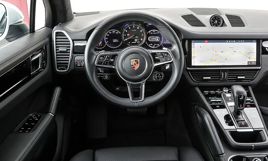 Das Cockpit des Porsche Cayenne (2017).