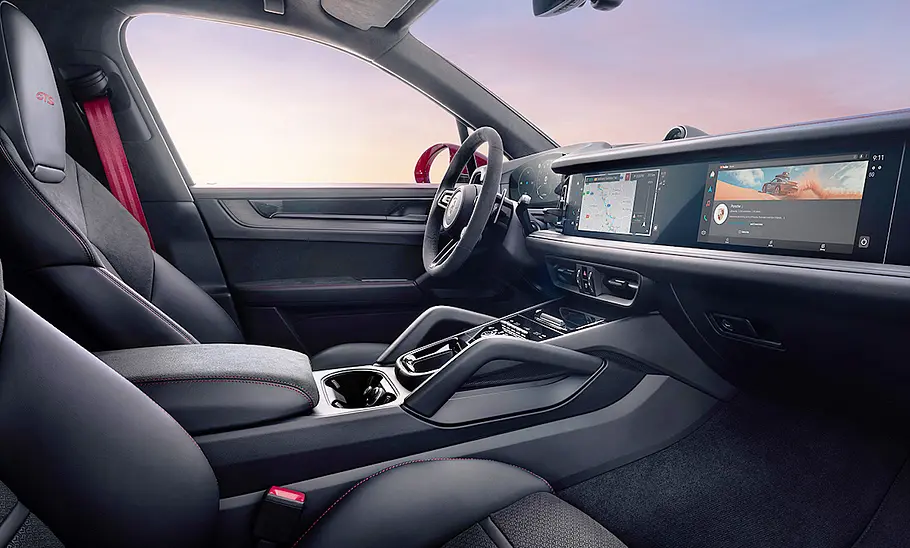 Porsche Cayenne GTS Facelift (2024); Cockpit vom Beifahrersitz aus fotografiert