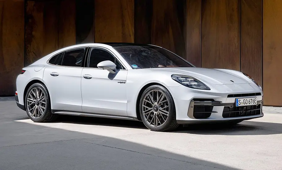 Porsche Panamera Turbo S E-Hybrid (2024) Porsche Panamera Turbo S E-Hybrid (2024); statisch von vorne links