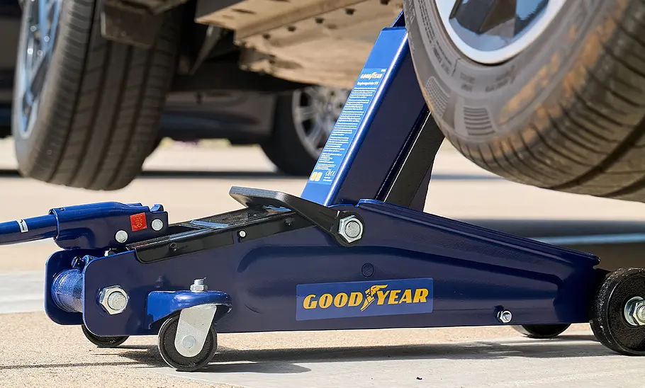 Goodyear Rangierwagenheber beim Anheben von zwei Rädern eines Autos, fotografiert von der Seite.
