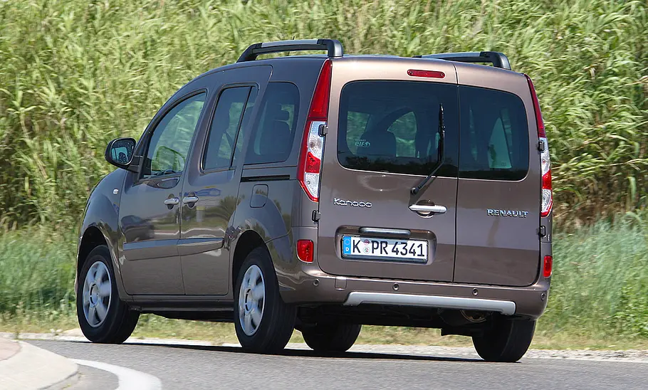 Der Renault Kangoo (2013) fährt durch eine Linkskurve, von hinten links fotografiert.
