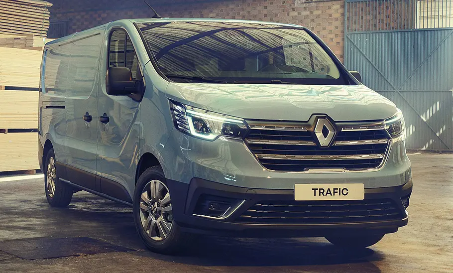 Renault Trafic statisch von rechts vorne fotografiert.